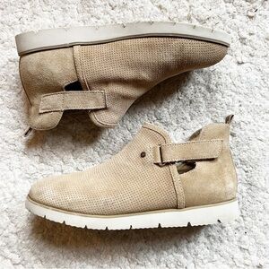 Bearpaw: NeverWet Tan Suede Zoe Slim Wedge Hook and Loop Booties Size 10